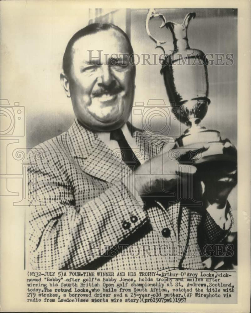 Load image into Gallery viewer, 1957 Press Photo Golfer Arthur D'Arcy Locke with British Open Trophy - nox31948
