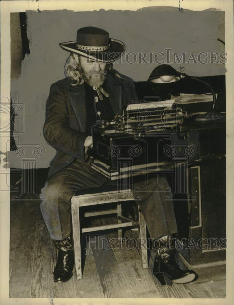 Load image into Gallery viewer, 1940 Press Photo Jack Lloyd at Typewriter - nox31954
