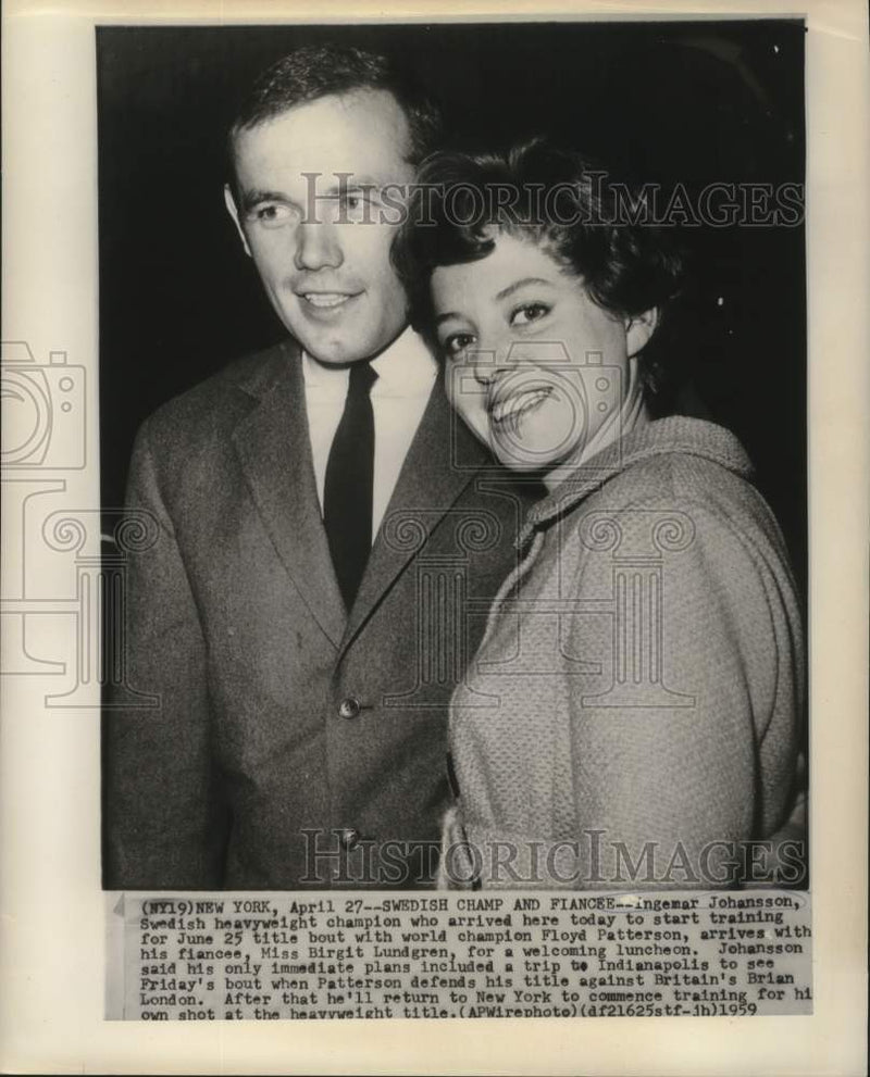 Load image into Gallery viewer, 1959 Press Photo Swedish Heavyweight Boxing Champ Ingemar Johansson with fiancee
