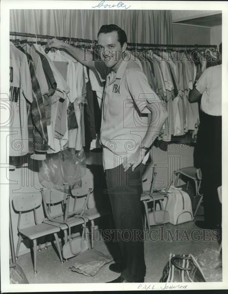 Press Photo Outstanding bowler Earl Johnson. - nox32009
