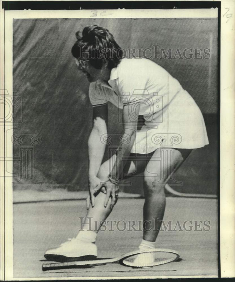 Load image into Gallery viewer, 1970 Press Photo Tennis Player Billie Jean King Gets Leg Cramp at French Open

