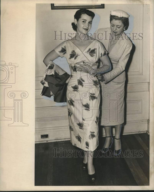 1954 Press Photo Mmes. William A. Moore & Louise Le Bow. - nox32055