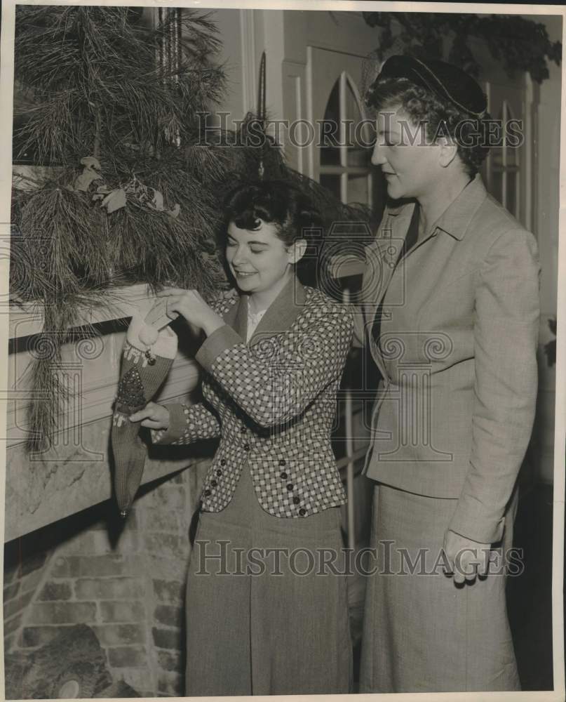 1955 Press Photo Norine Song, June Carter With Christmas Stockings - nox32285