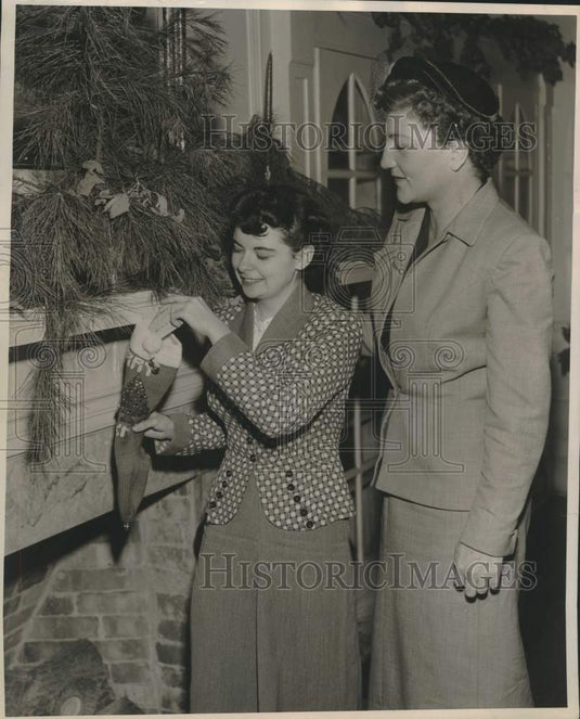 1955 Press Photo Norine Song, June Carter With Christmas Stockings - nox32285