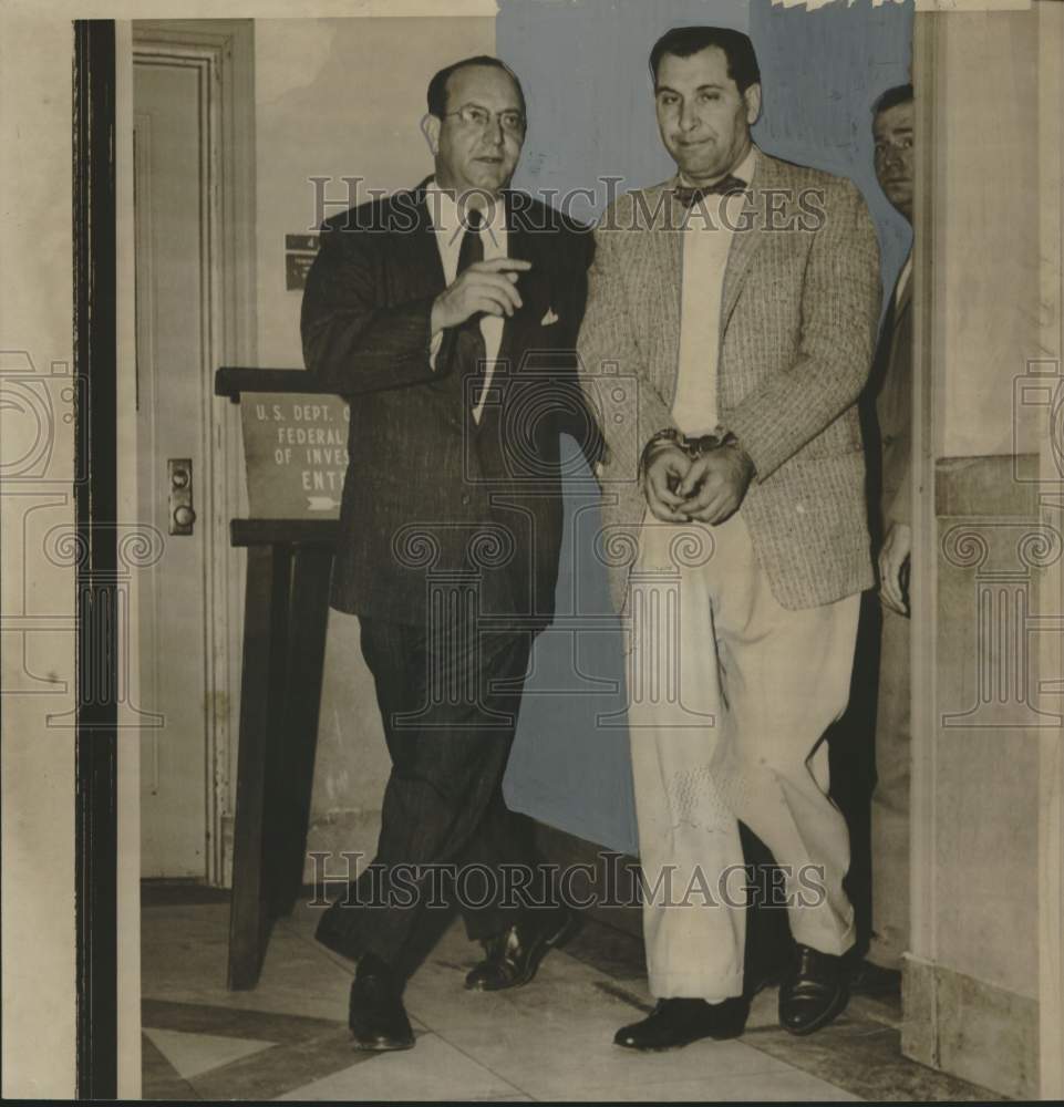 1958 Press Photo Eugene Russell McCracken led by FBI after arrest. - nox32304