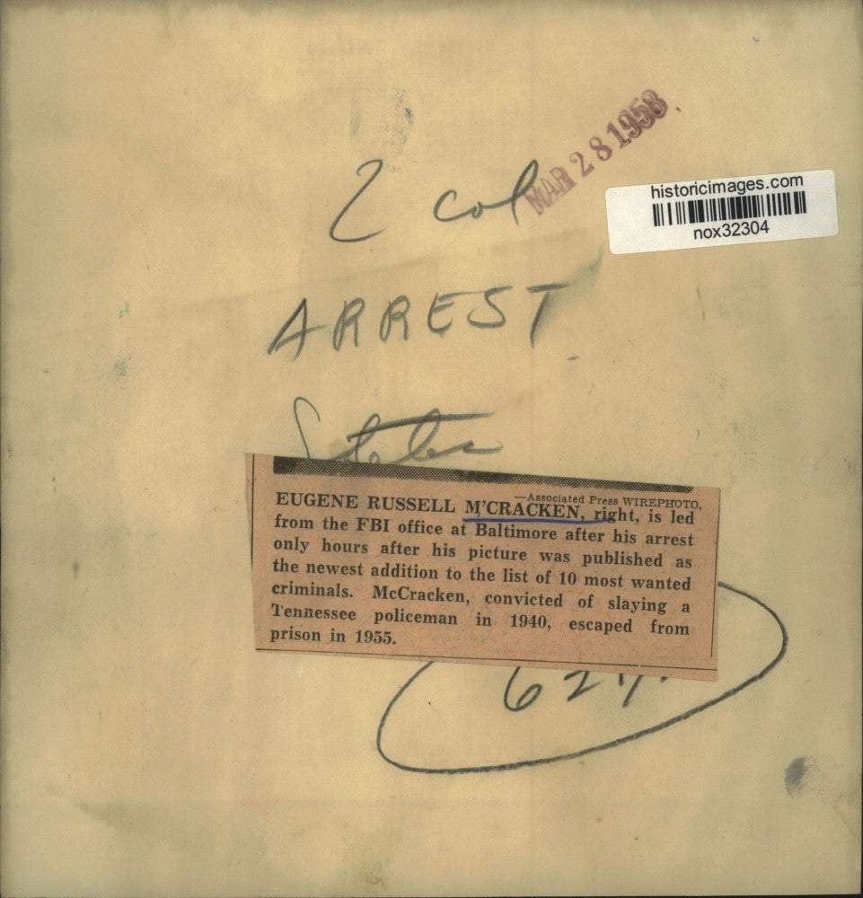 1958 Press Photo Eugene Russell McCracken led by FBI after arrest. - nox32304