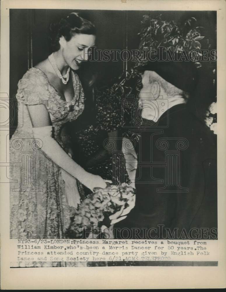 Load image into Gallery viewer, 1949 Press Photo Dancer William Kimber give England's Princess Margaret Flowers
