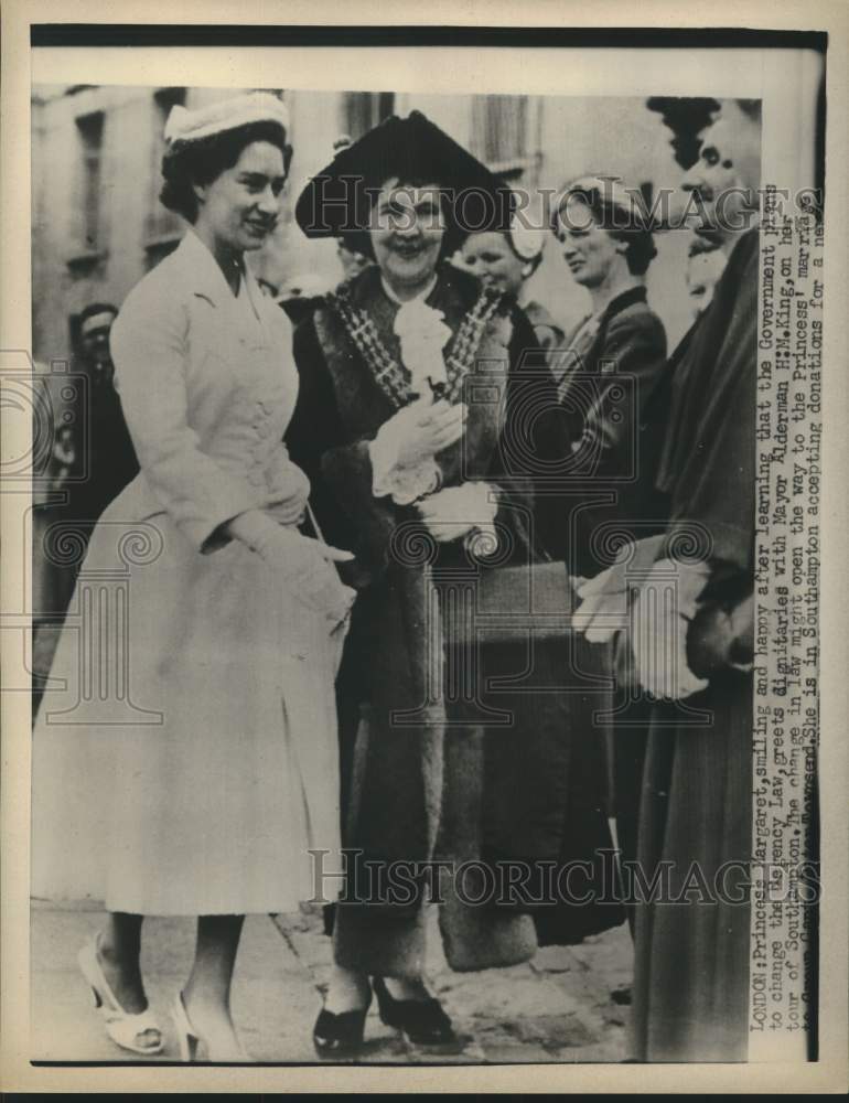 Load image into Gallery viewer, 1953 Press Photo England's Princess Margaret, Mayor H.M. King Greet Dignitaries
