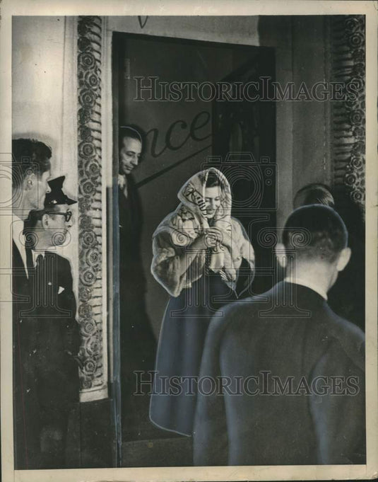 1949 Press Photo England's Princess Margaret Leaves Paris Nightclub - nox32396