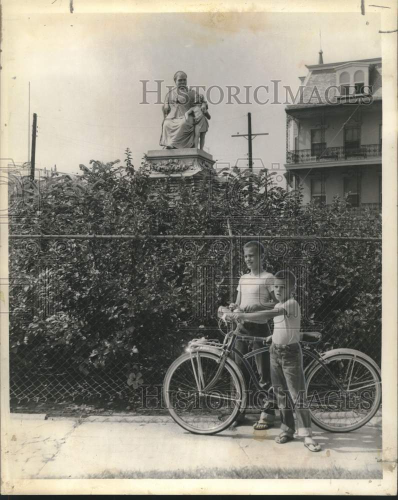 Load image into Gallery viewer, 1959 Press Photo Margaret Statue at Margaret Place-Camp Street &amp; Prytania

