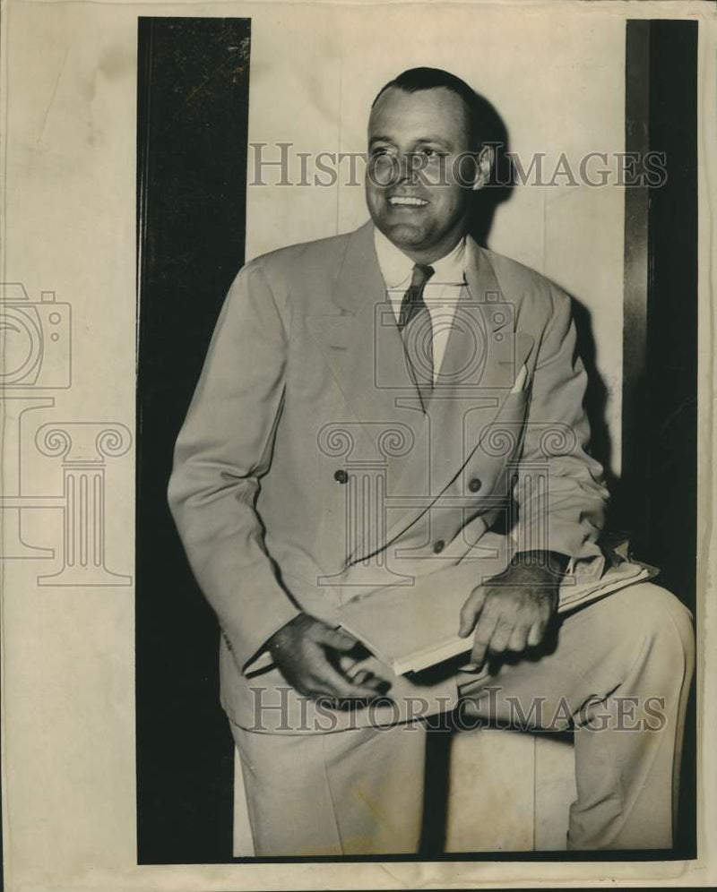 Load image into Gallery viewer, 1949 Press Photo William Maher at Grand Jury meeting on gambling. - nox32461

