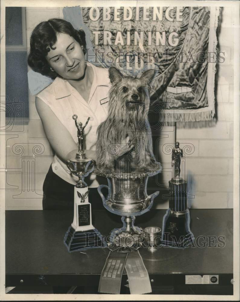 Load image into Gallery viewer, 1958 Press Photo Emelda Mahne with her Yorkshire Terrier named Top Dog.
