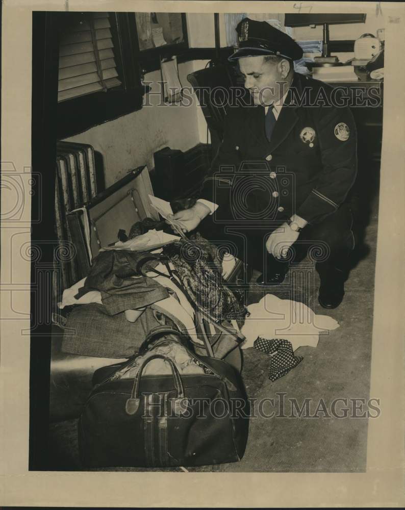 1949 Press Photo Policeman Joseph Lupo with murdered James Mahoney clothes