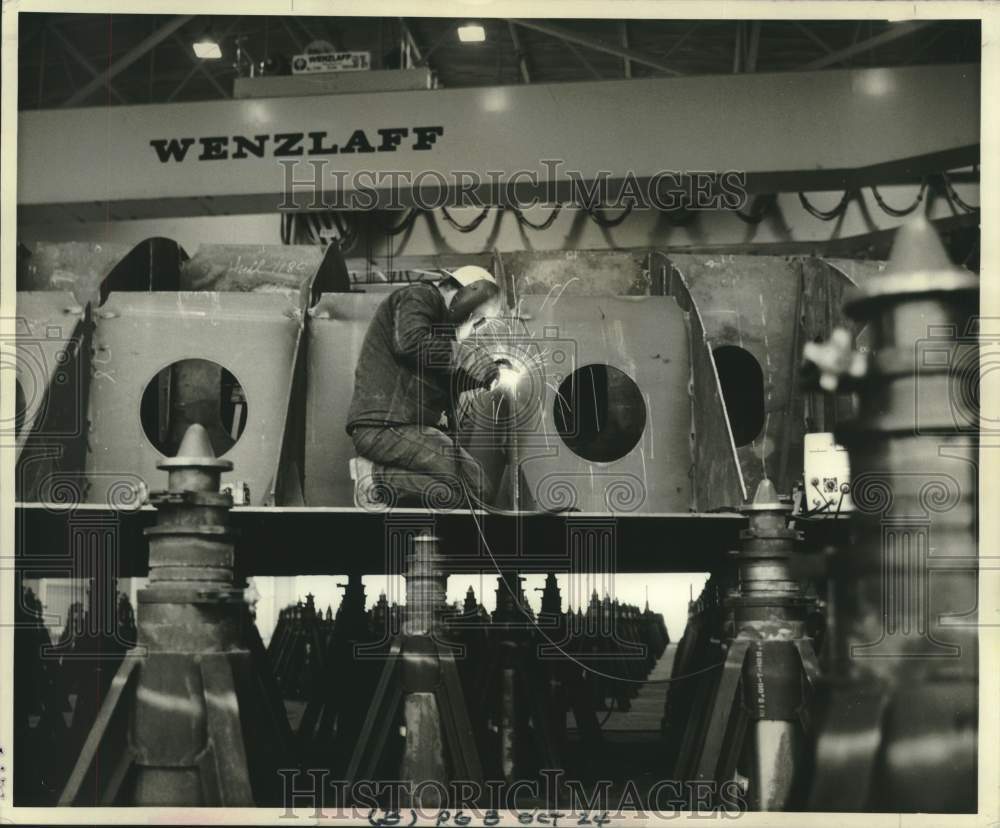 1971 Press Photo Adjustable Jacks in Litton Ship Systems Plant - nox32491