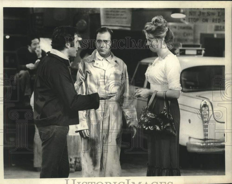 Load image into Gallery viewer, 1979 Press Photo Actors Judd Hirsch, Andy Kaufman, Susan Kellermann in "Taxi"
