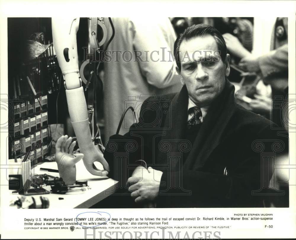 1993 Press Photo Actor Tommy Lee Jones in &quot;The Fugitive&quot; - nox32539
