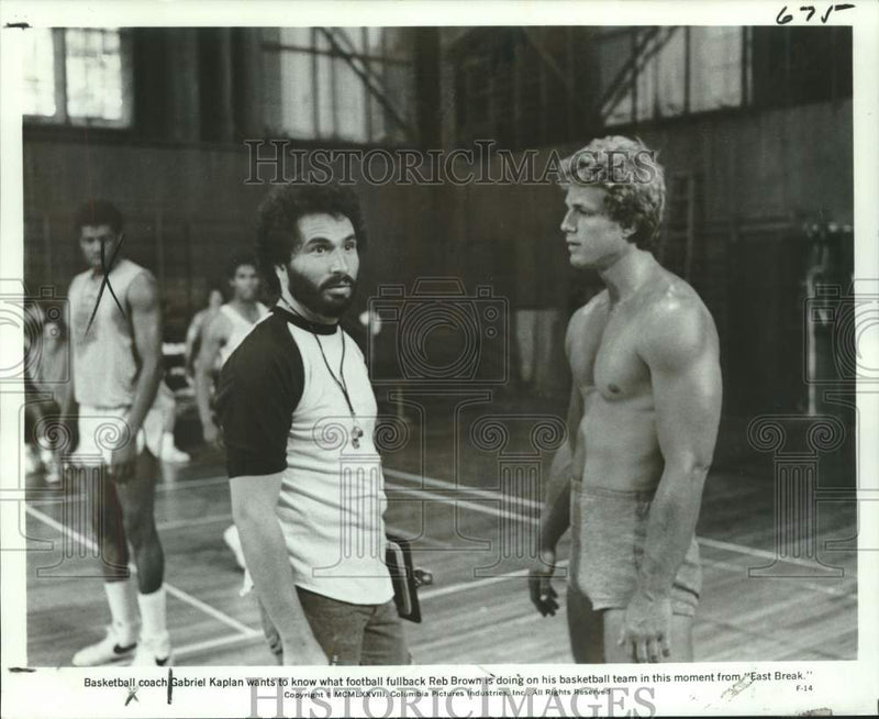 Load image into Gallery viewer, 1979 Press Photo Actors Gabriel Kaplan, Reb Brown in "Fast Break" - nox32546
