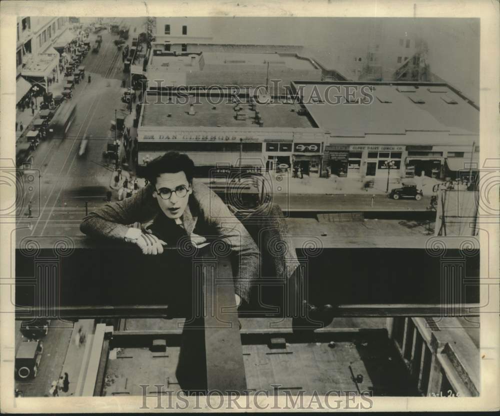 1923 Press Photo Harold Lloyd, here seen in his 1923 hit "Safety Last."