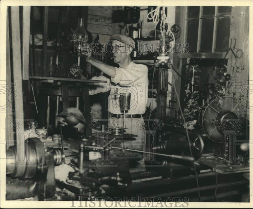 1937 Press Photo A.M. Lockett works in his homemade metal workshop, New Orleans