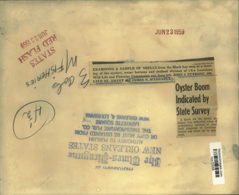 1959 Press Photo Wild Life & Fisheries Commissioners examine Black bay shells