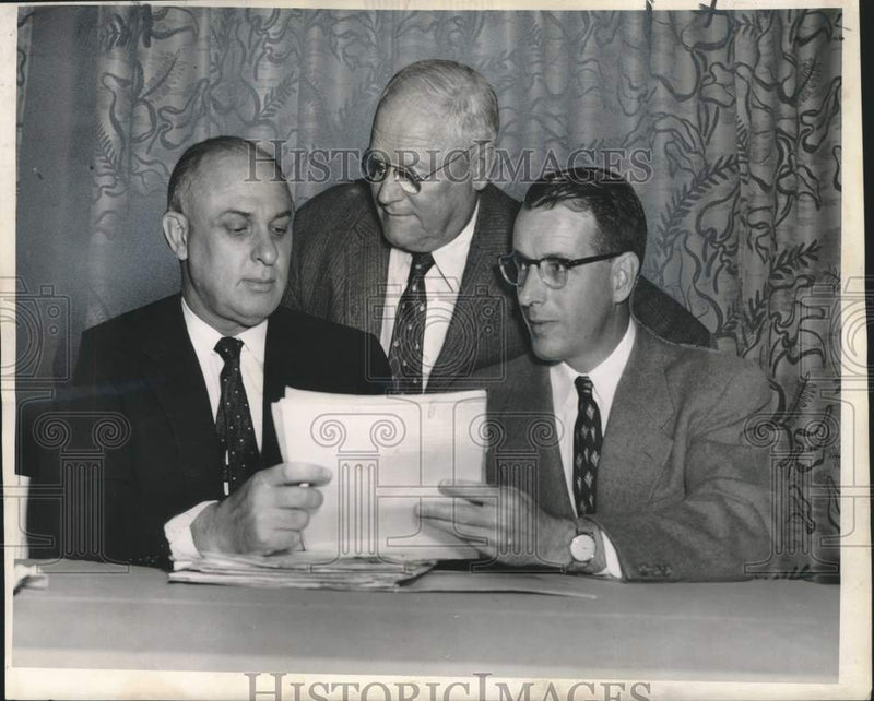 Load image into Gallery viewer, 1958 Press Photo Participants of the LA wildlife &amp; fisheries commission meeting

