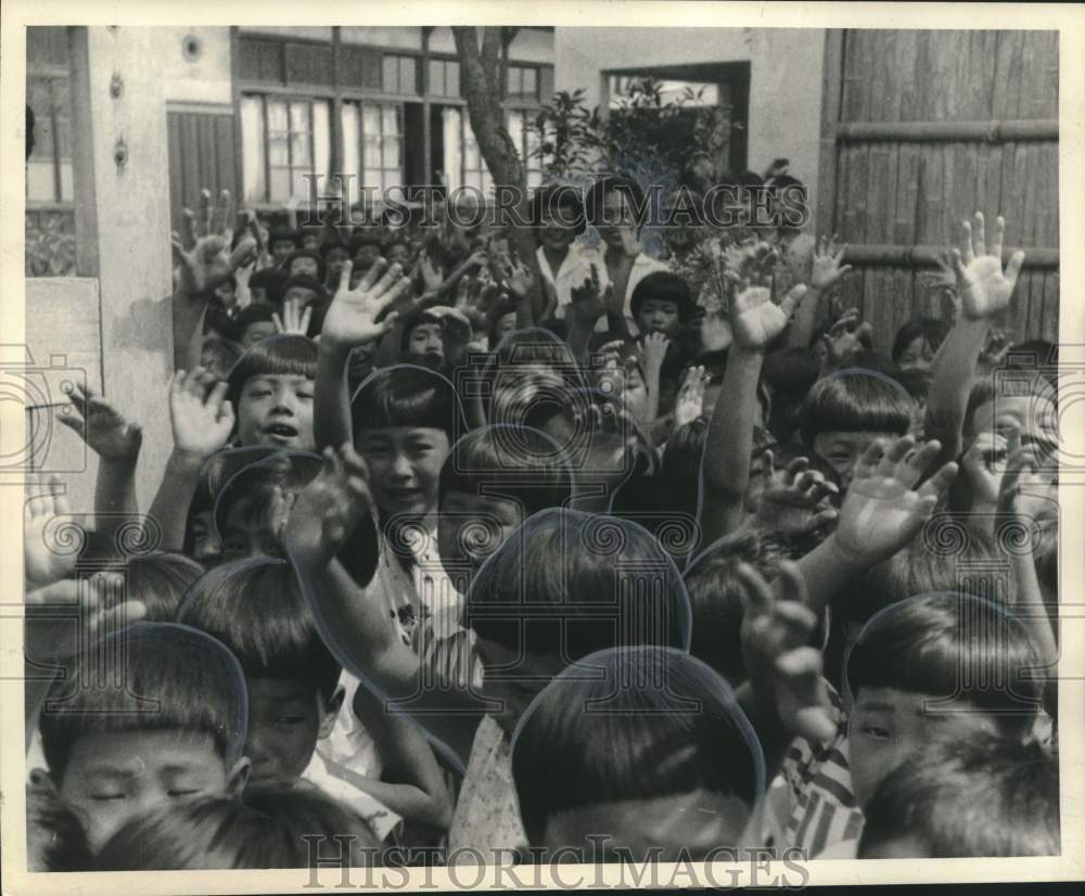 1959 Press Photo AIO elementary schools students, teachers welcome americans