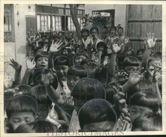 1959 Press Photo AIO elementary schools students, teachers welcome americans