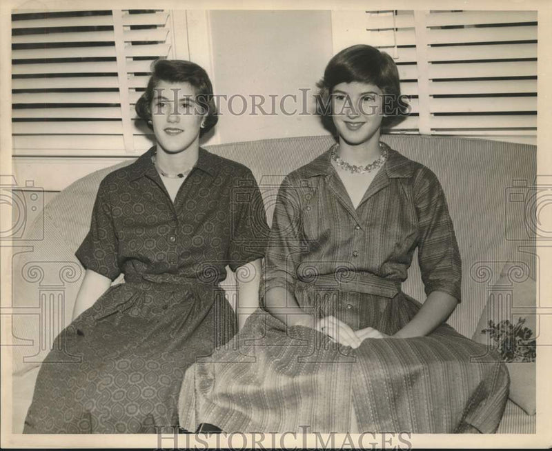 Load image into Gallery viewer, 1959 Press Photo Anne and Margot LeBreton - nox32698
