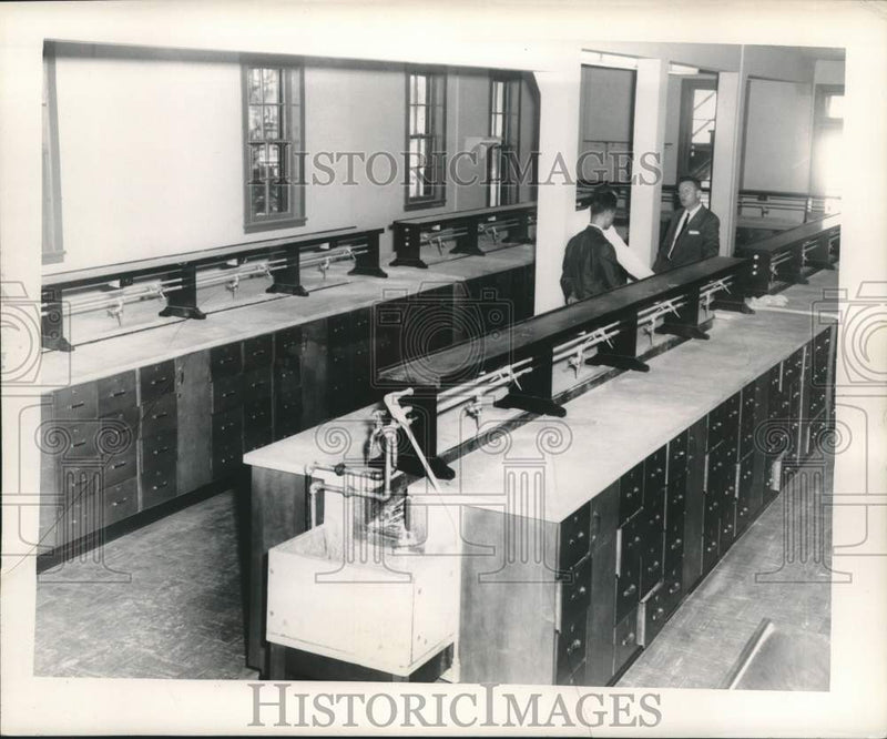Load image into Gallery viewer, 1958 Press Photo Empty Science lab at Louisiana State University. - nox32777
