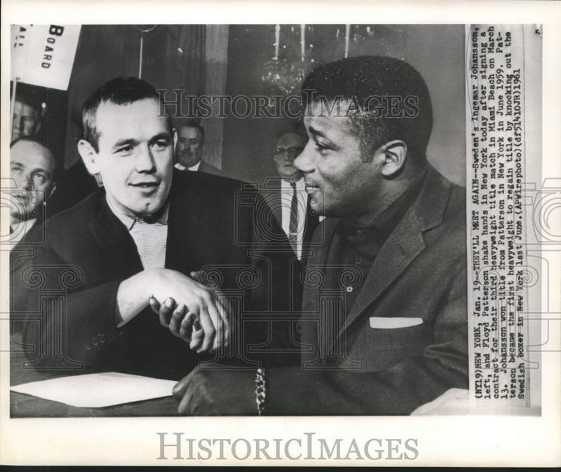 Load image into Gallery viewer, 1961 Press Photo Sweden's Ingemar Johansson and Floyd Patterson shake hands.
