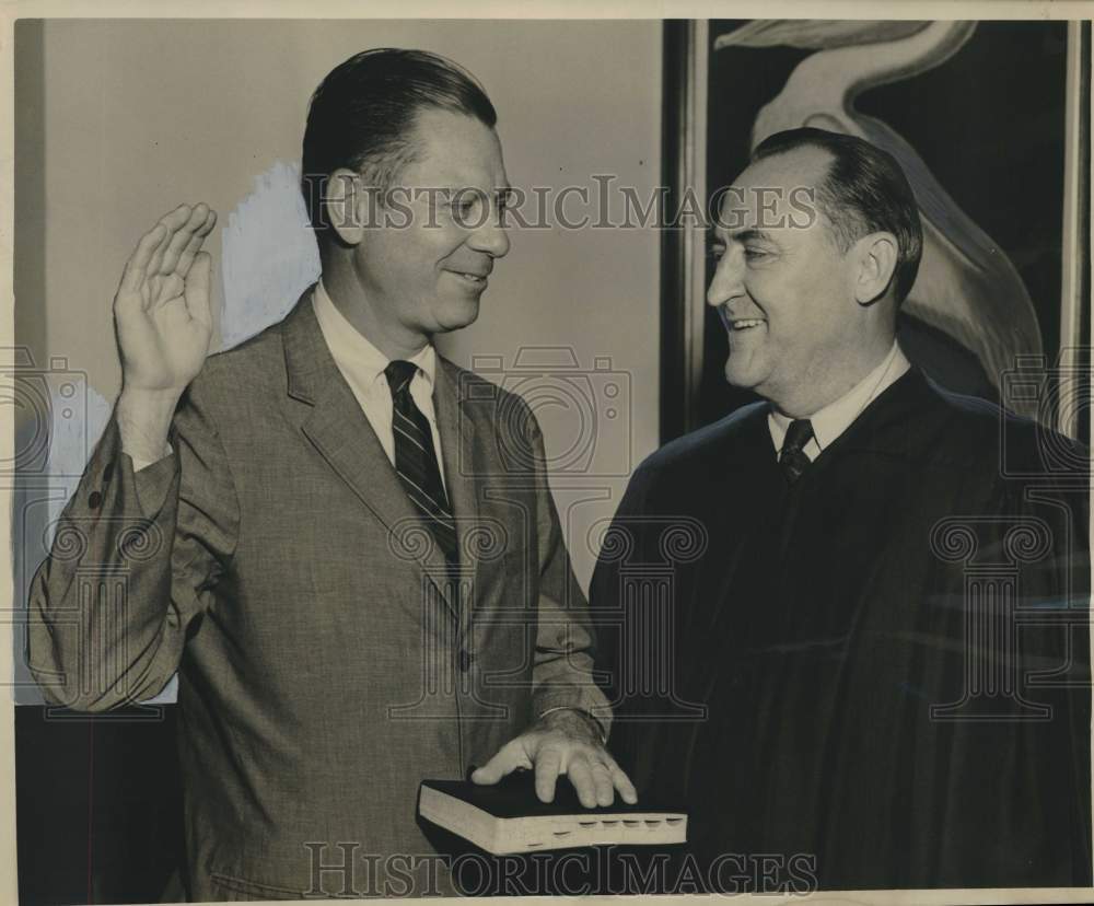 1958 Press Photo Donald A. Maginnis Jr. taking oath as Comptroller of Customs.