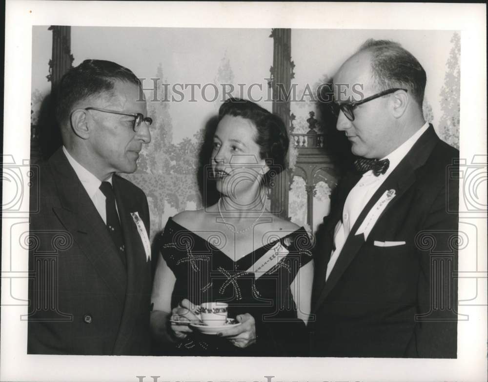 1956 Press Photo Oak Grove Mayor Donald Fiske chats with Mrs. Donald Maginnis