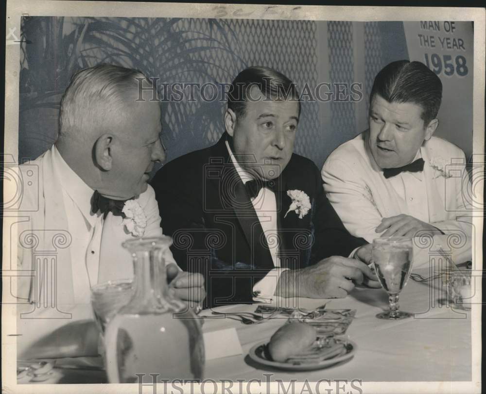 1958 Press Photo Maritime Day leaders chat at a Propeller Club banquet