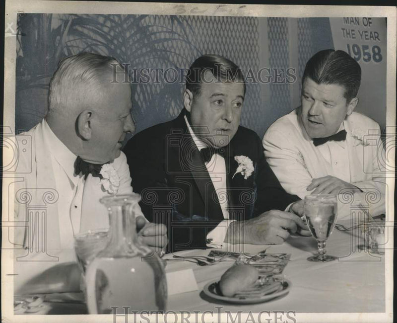 Load image into Gallery viewer, 1958 Press Photo Maritime Day leaders chat at a Propeller Club banquet
