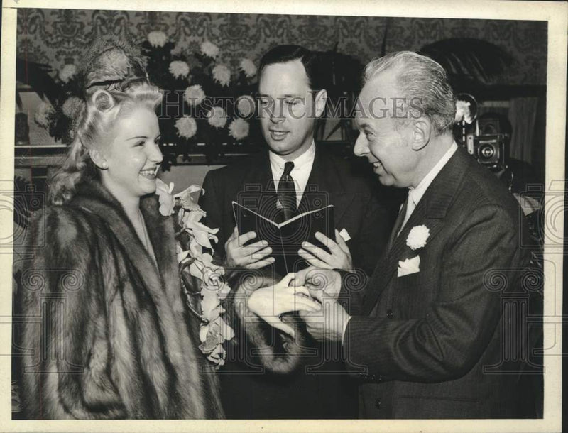 Load image into Gallery viewer, 1942 Press Photo Manville Millions heir Tommy Manville weds Wilhelmina Connelly
