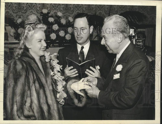 1942 Press Photo Manville Millions heir Tommy Manville weds Wilhelmina Connelly