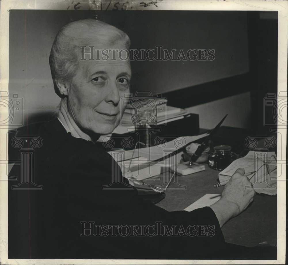 1947 Press Photo Writer Misss Anna Estelle Many at her desk - nox32871