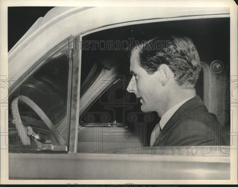 Load image into Gallery viewer, 1955 Press Photo Captain Peter Townsend after Last Visit with Princess Margaret

