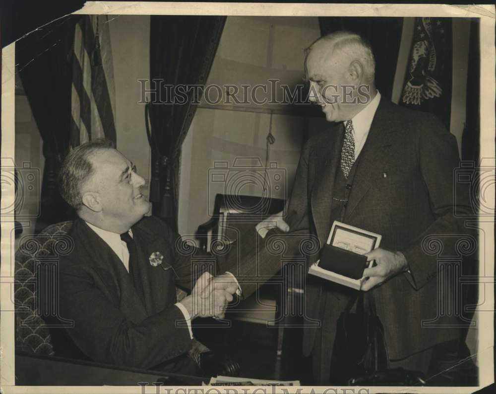 Press Photo Clark Griffith shakes hands with President Roosevelt. - nox32986