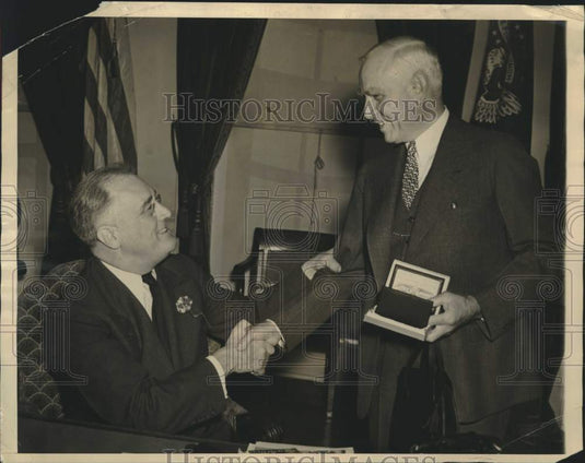 Press Photo Clark Griffith shakes hands with President Roosevelt. - nox32986