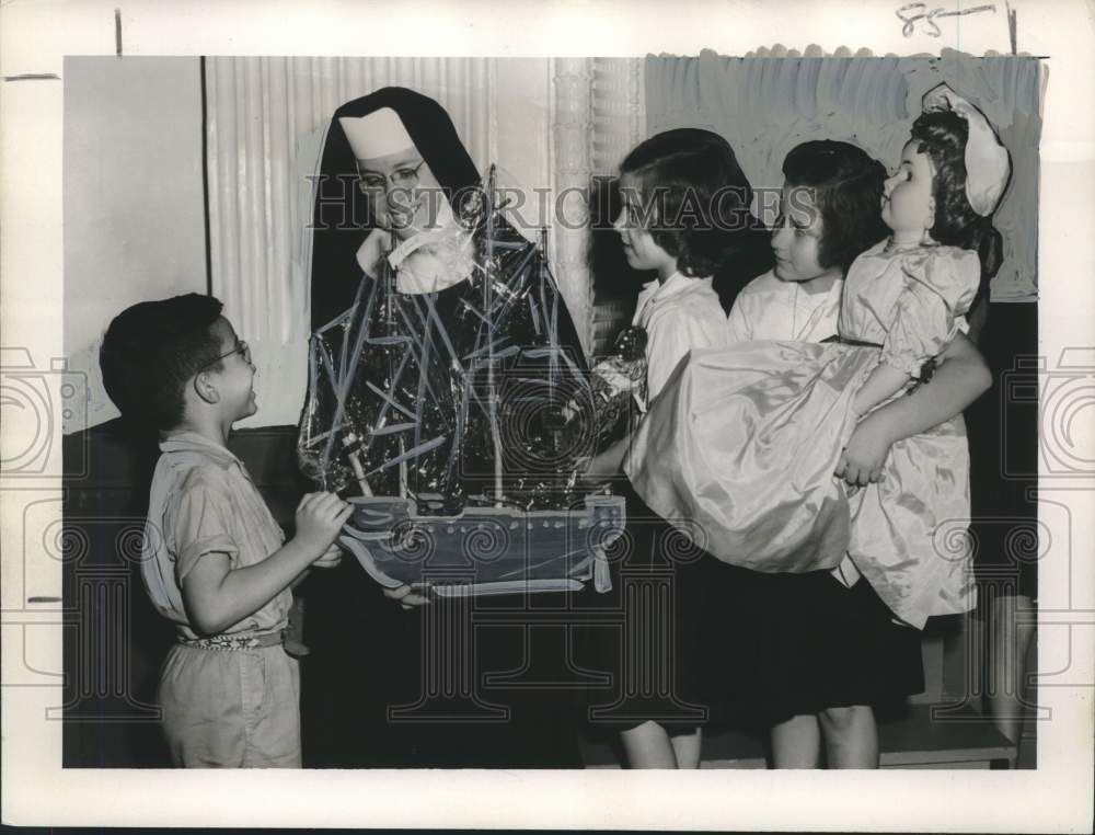 1957 Press Photo Mater Dolorosa School Principal &amp; Doll &amp; Hobby Show Winners- Historic Images