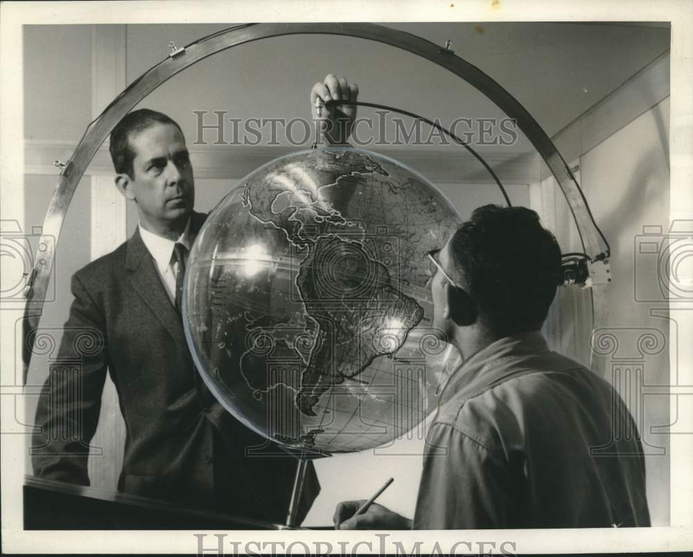 1959 Press Photo Scientist Charles W.B. McCormick with Invention - nox33012