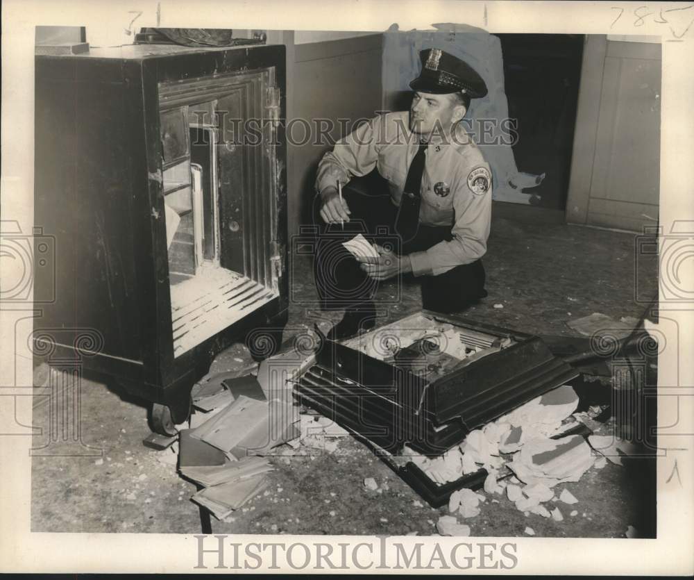 1955 Press Photo New Orleans Patrolman Joseph Madere Examines "Sledged" Safe