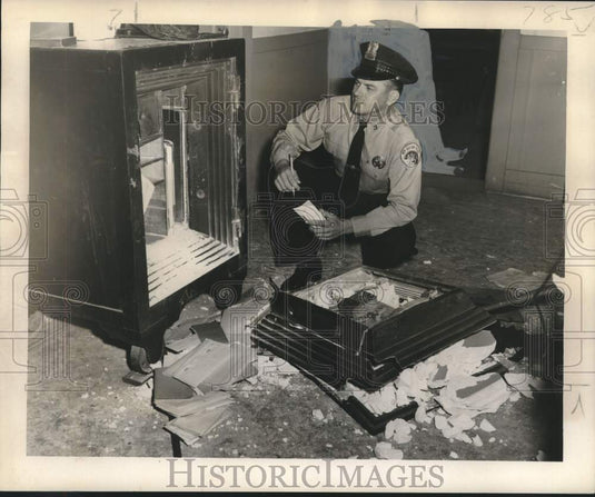 1955 Press Photo New Orleans Patrolman Joseph Madere Examines "Sledged" Safe