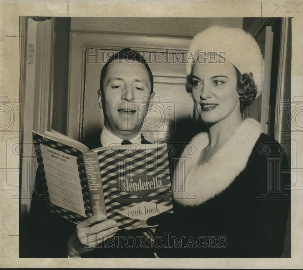 1957 Press Photo Eloise English in New Orleans to discuss a Slenderella salon.
