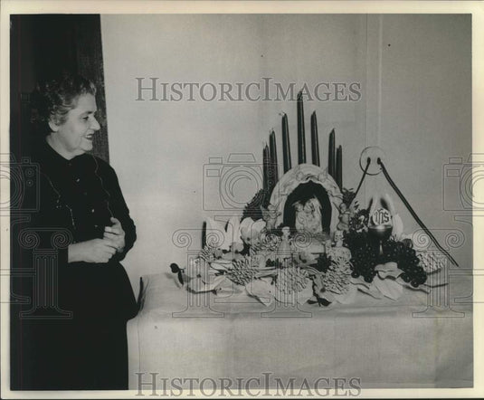 Press Photo Miss Ruth Mack finishes her arrangement of "Message of Christmas"