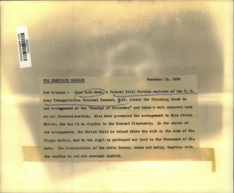 Load image into Gallery viewer, Press Photo Miss Ruth Mack finishes her arrangement of "Message of Christmas"
