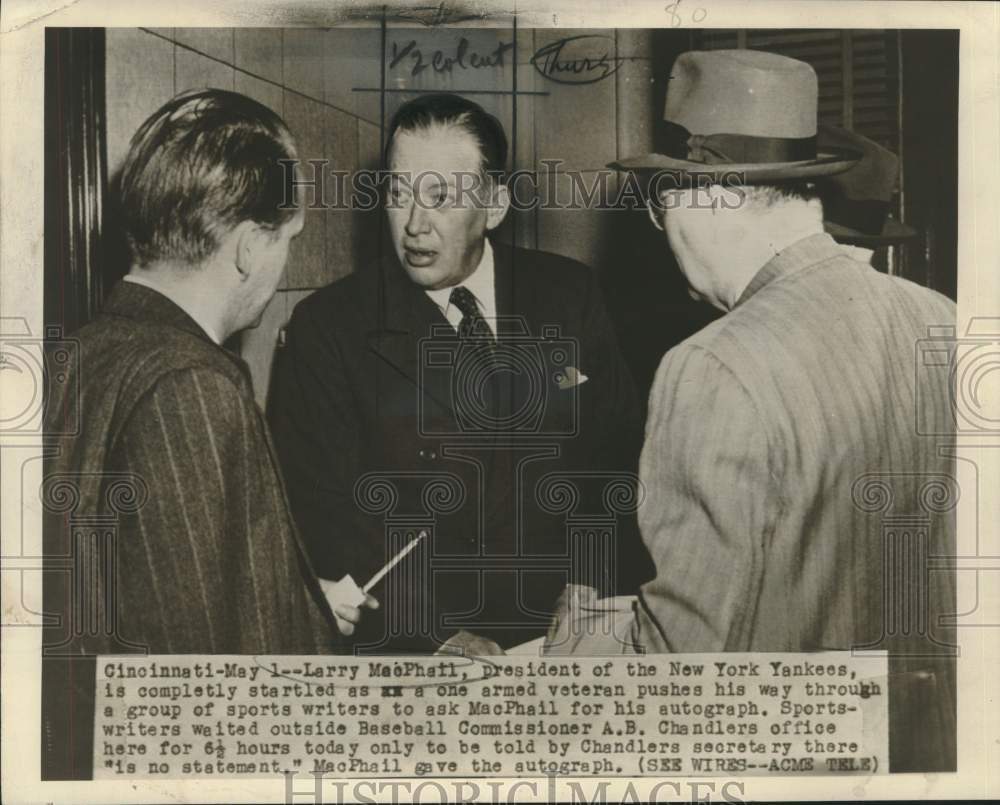 1947 Press Photo Yankees Baseball President Larry MacPhail asked for Autograph