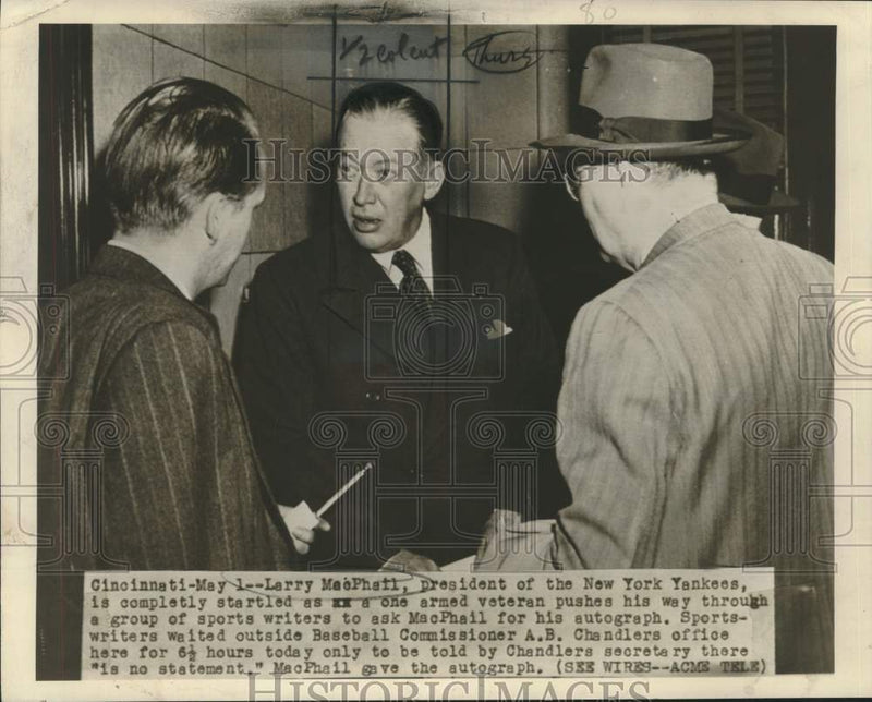 Load image into Gallery viewer, 1947 Press Photo Yankees Baseball President Larry MacPhail asked for Autograph
