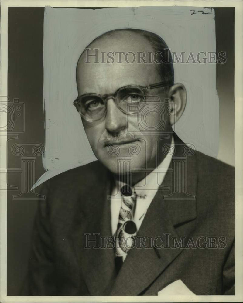 Load image into Gallery viewer, 1957 Press Photo Chase Manhattan Bank Financial Consultant Edward L. Love
